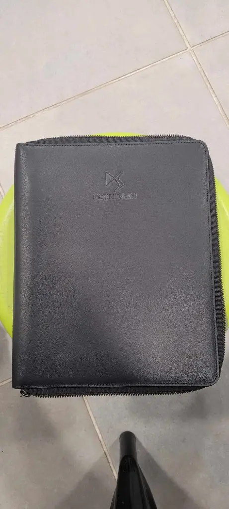 Ds automobiles Vous avez envoyé Vends pochette cuir véritable vachette pleine fleur DS Automobiles Neuf Accessoires DS Dimensions 21,5x27 Contient porte clé et carnet Peut contenir petite tablette